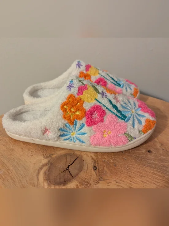 Living Royal Floral Bloom Slippers - M/L - Picture 4 of 9